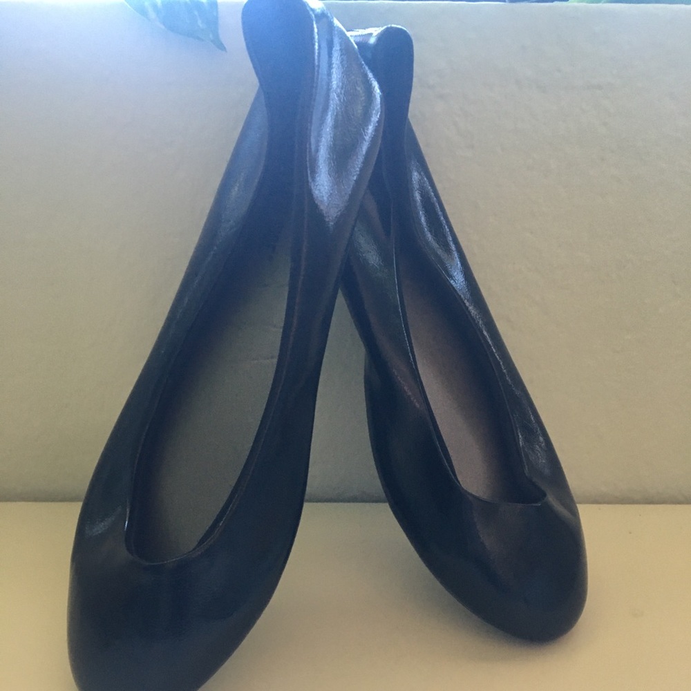 Simple black flat shoes